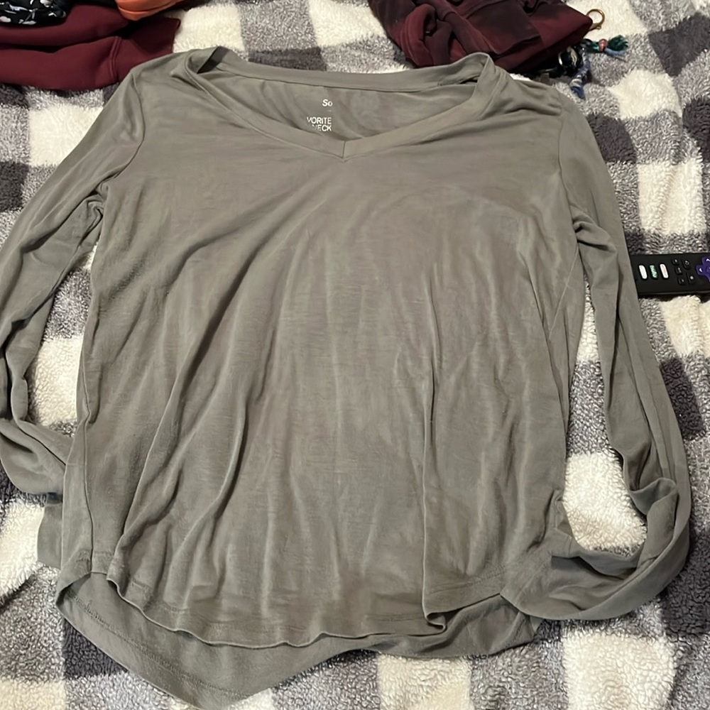 SO favorite v-neck medium long sleeve